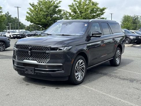 Used 2025 Lincoln Navigator L Reserve AWD/4WD image 5