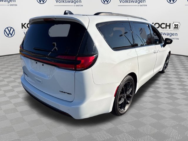 Used 2025 Chrysler Pacifica Limited FWD image 8