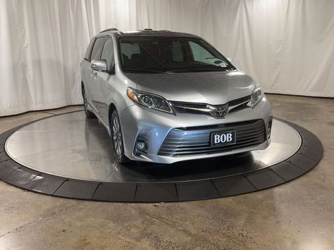 Used 2020 Toyota Sienna Limited image 3