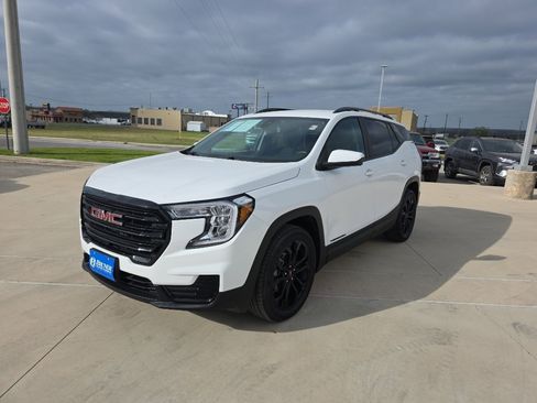 Used 2022 GMC Terrain SLE w/ Driver Convenience Package image 3