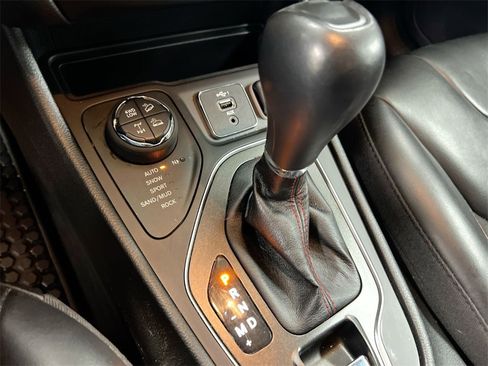 Used 2022 Jeep Cherokee Trailhawk image 16