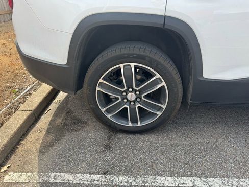 Used 2023 GMC Acadia SLT w/ Preferred Package image 10