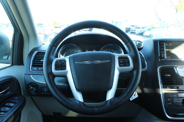 Used 2016 Chrysler Town & Country Touring FWD image 20
