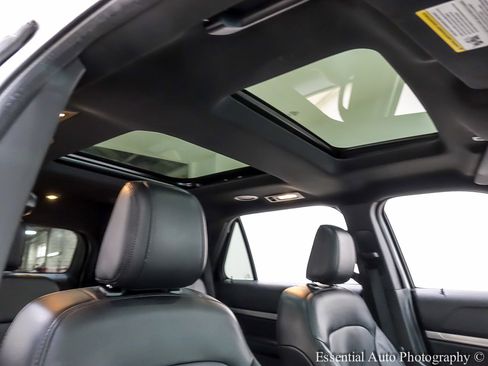 Used 2018 Ford Explorer XLT w/ Equipment Group 202A image 37