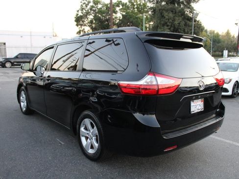 Used 2016 Toyota Sienna LE image 4
