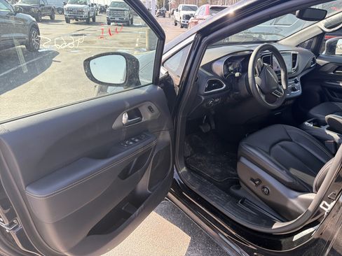 Used 2025 Chrysler Pacifica Select image 9