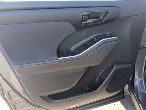 Used 2024 Toyota Highlander LE image 13