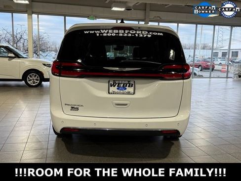 Used 2024 Chrysler Pacifica Touring-L image 7