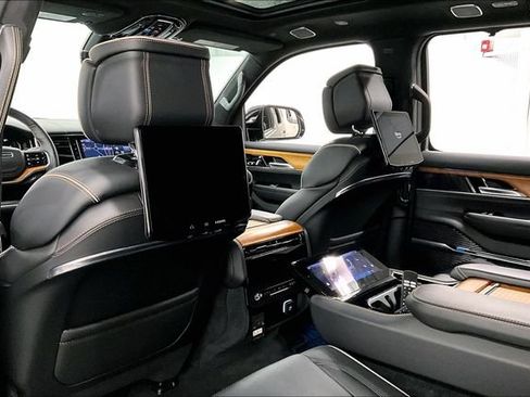 Used 2025 Jeep Grand Wagoneer L Series III w/ Rear-Seat Entertainment Group AWD/4WD image 33