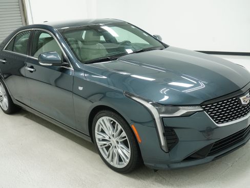 Used 2021 Cadillac CT4 Premium Luxury RWD image 3