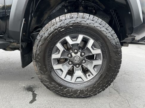 Used 2019 Toyota Tacoma TRD Off-Road w/ Technology Package AWD/4WD image 11