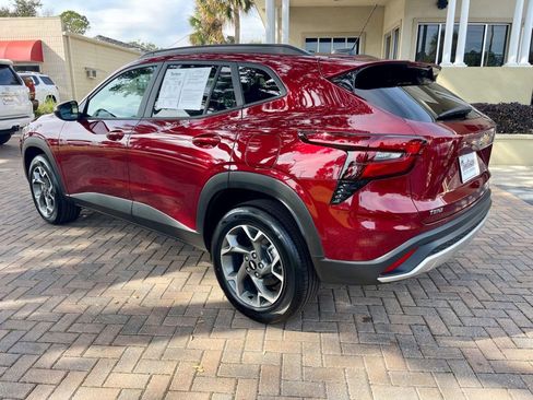 Used 2025 Chevrolet Trax LT w/ LT Convenience Package image 3