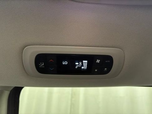 Used 2022 Chrysler Pacifica Touring-L FWD image 27