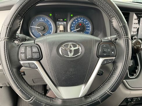 Used 2020 Toyota Sienna XLE w/ XLE Navigation Package image 34