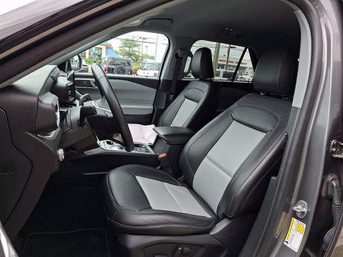 Used 2023 Ford Explorer XLT w/ Equipment Group 202A AWD/4WD image 17