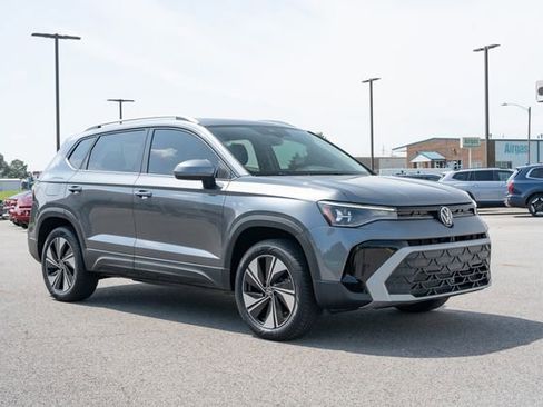Used 2025 Volkswagen Taos SE w/ Panoramic Sunroof Package AWD/4WD image 8