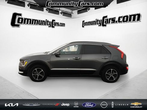 Certified 2025 Kia Niro SX image 3