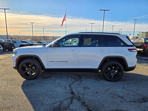 Used 2023 Jeep Grand Cherokee Altitude image 7