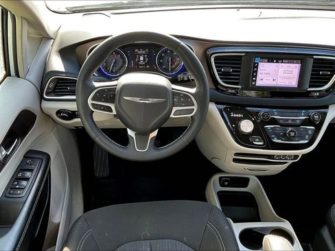 Used 2022 Chrysler Voyager LX image 6