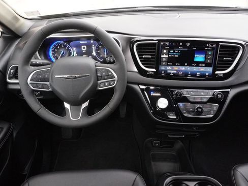 Used 2026 Chrysler Pacifica Select FWD image 18