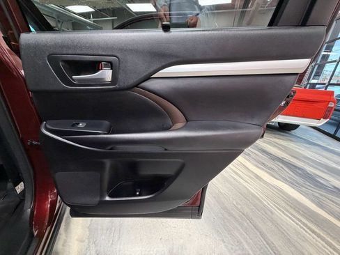 Used 2018 Toyota Highlander XLE FWD image 47
