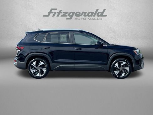 Used 2025 Volkswagen Taos SE w/ Panoramic Sunroof Package AWD/4WD image 3