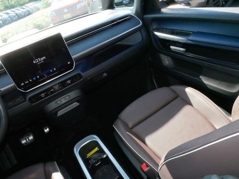 Certified 2025 Volkswagen ID. Buzz Pro S RWD image 11
