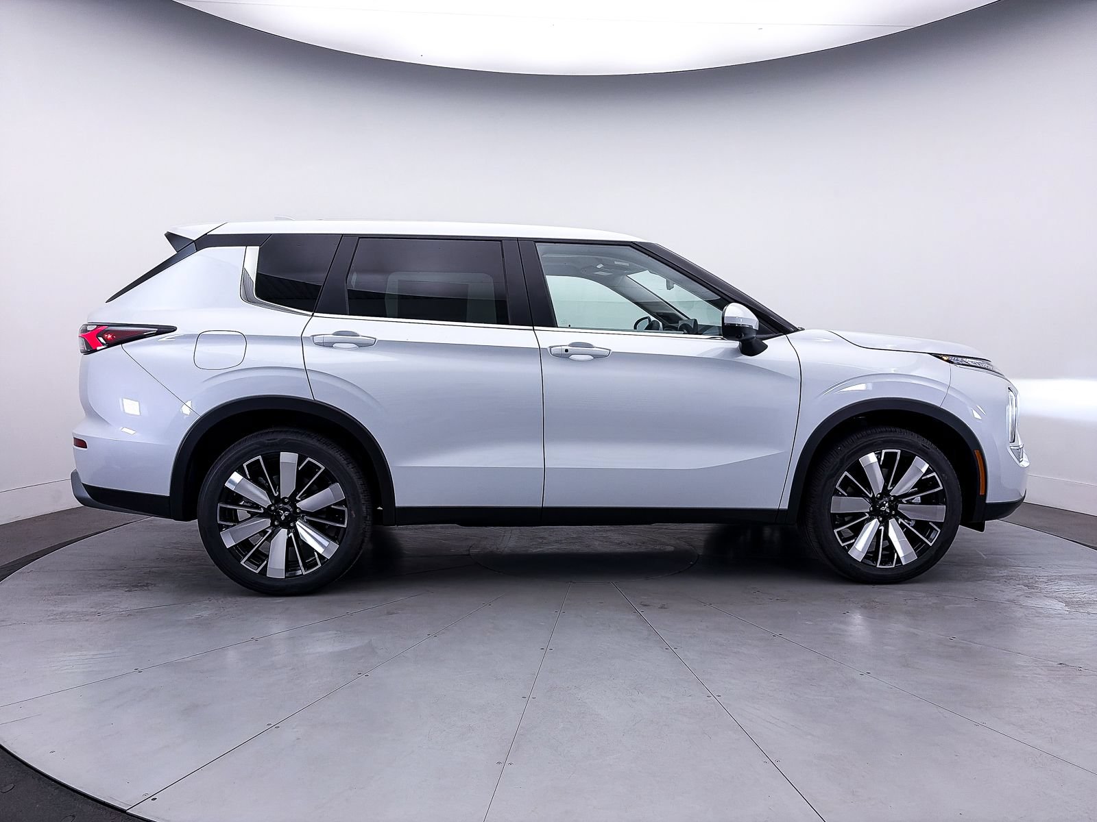 Used 2026 Mitsubishi Outlander SE FWD image 8