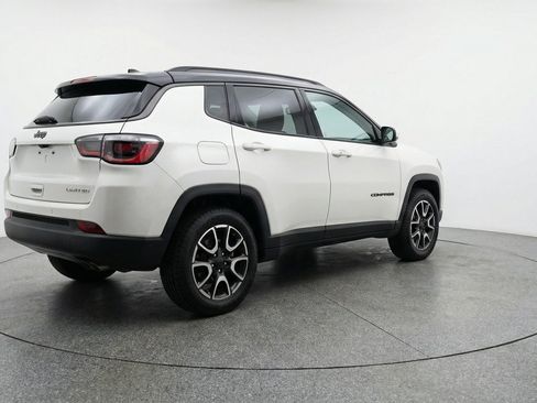 Used 2025 Jeep Compass Trailhawk AWD/4WD image 9