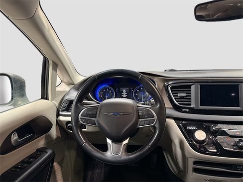 Used 2018 Chrysler Pacifica Touring-L image 21