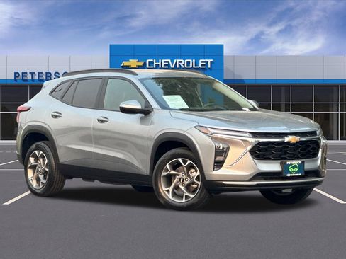 Certified 2025 Chevrolet Trax LT FWD image 2