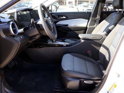 Used 2025 Chevrolet Trax LT image 21