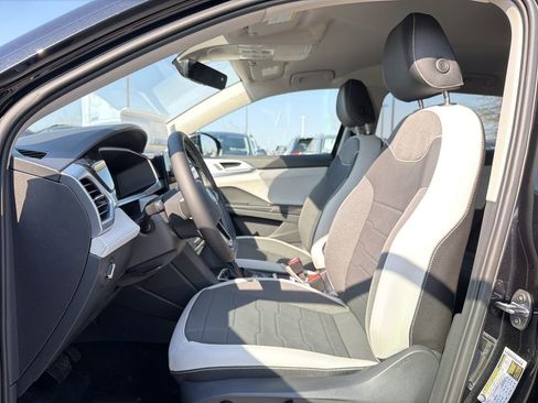 New 2026 Volkswagen Taos SE FWD image 11