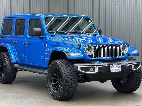 Used 2024 Jeep Wrangler Unlimited Sahara w/ Technology Group AWD/4WD image 7
