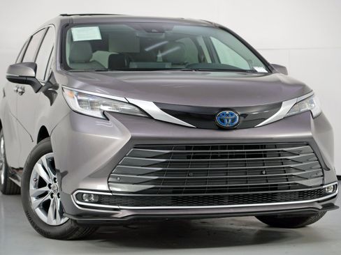Used 2024 Toyota Sienna Limited image 4