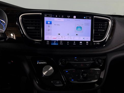 Used 2023 Chrysler Pacifica Pinnacle FWD image 23