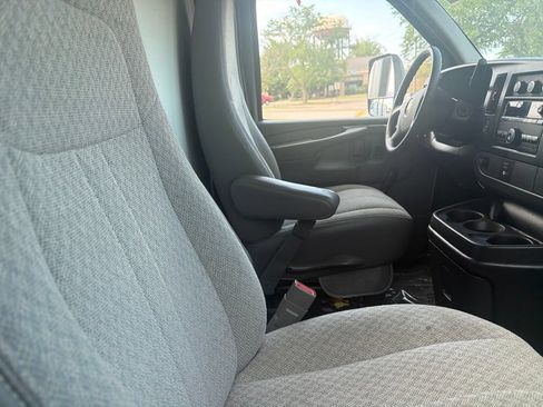 Used 2015 Chevrolet Express 4500 RWD image 8