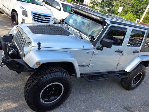 Used 2010 Jeep Wrangler Unlimited Sahara w/ Dual Top Group AWD/4WD image 5