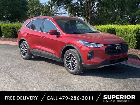 Used 2025 Ford Escape SE w/ Class II Trailer Tow Package FWD image 1