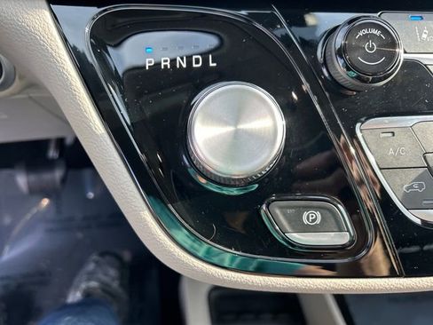 Used 2022 Chrysler Pacifica Touring-L image 21