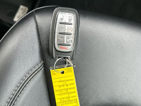 Used 2025 Chrysler Pacifica Select image 26
