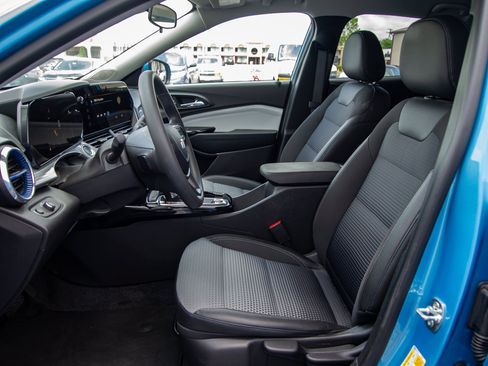 Used 2025 Chevrolet Trax LT FWD image 13