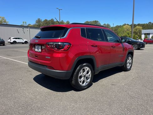 Used 2025 Jeep Compass Latitude w/ Sun & Sound Group AWD/4WD image 9
