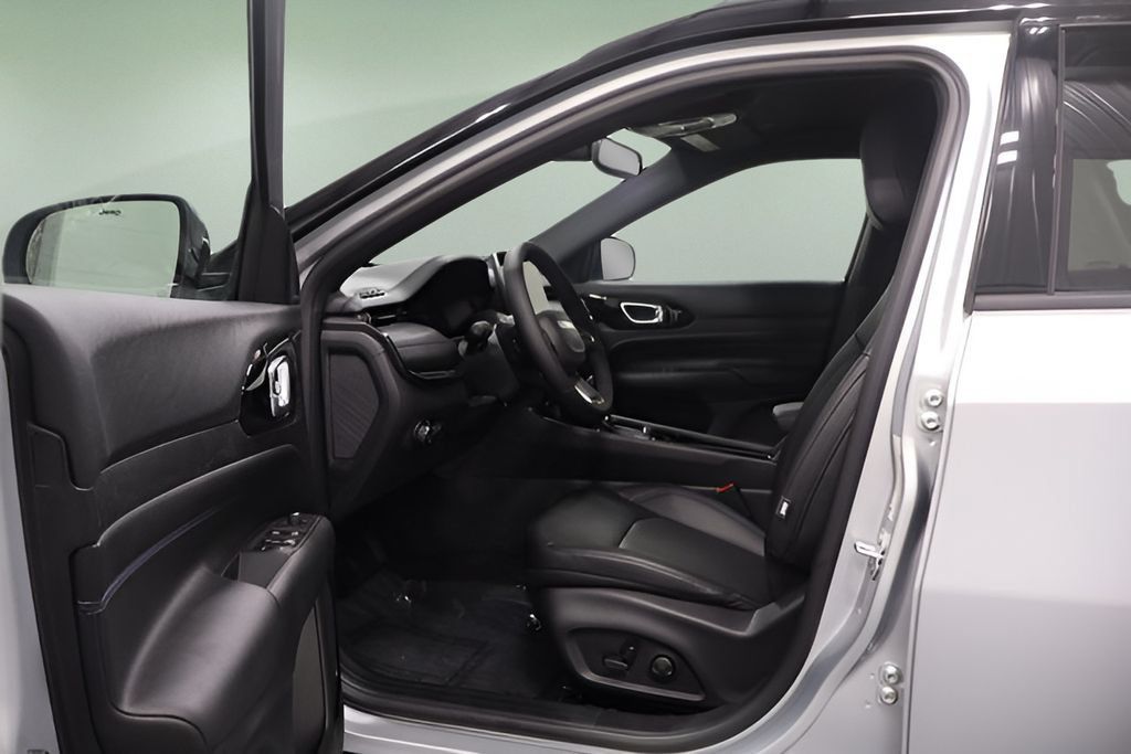 Used 2026 Jeep Compass Limited AWD/4WD image 13