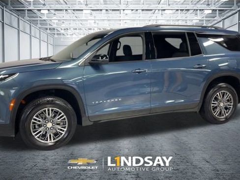 Used 2025 Chevrolet Traverse LT image 6