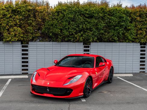 Used 2019 Ferrari 812 Superfast RWD image 17