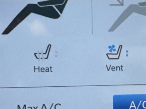 Used 2023 Chrysler Pacifica Limited w/ Uconnect Theater Family Group image 22