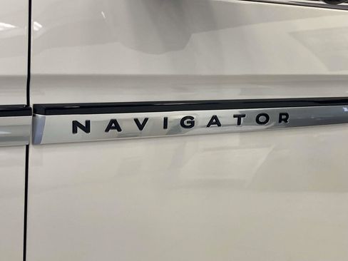 New 2026 Lincoln Navigator Premiere AWD/4WD image 19