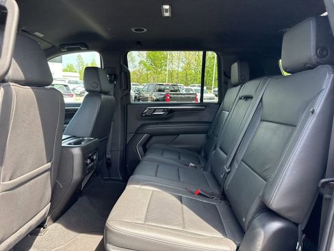Used 2025 Chevrolet Suburban Z71 AWD/4WD image 12