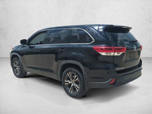 Used 2019 Toyota Highlander LE AWD/4WD image 8